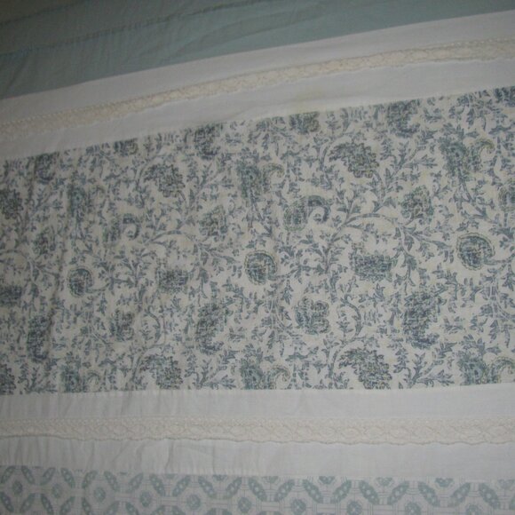 QUEEN SIZE DUVET COVER WITH 2 QN. SHAMS, 2 DECOR PILLOWS AND 2 SQ. PILLOW SHAMS - Picture 3 of 12